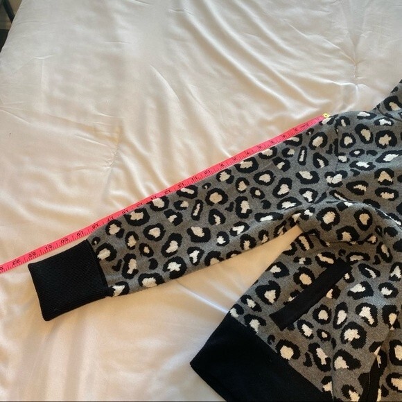 Rachel Zoe Black Silver Gray Animal Print Zip Front 2 Pocket Sweater Jacket M - Picture 13 of 14